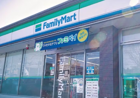 コンビニ　ファミリーマート（コンビニ）まで556m