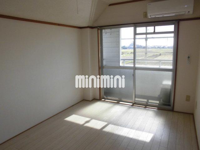 居室・リビング　エアコン付きのお部屋です