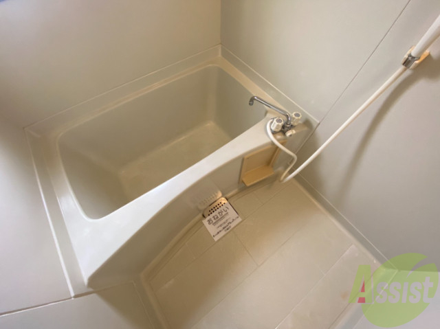 バス・シャワールーム　お風呂に小窓がついていると、ぱっと明るくなっていいですよね。