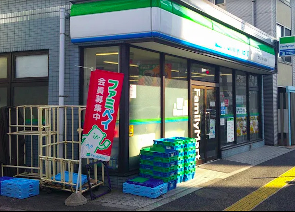コンビニ　ファミリーマート 北区上十条一丁目店（コンビニ）まで592m