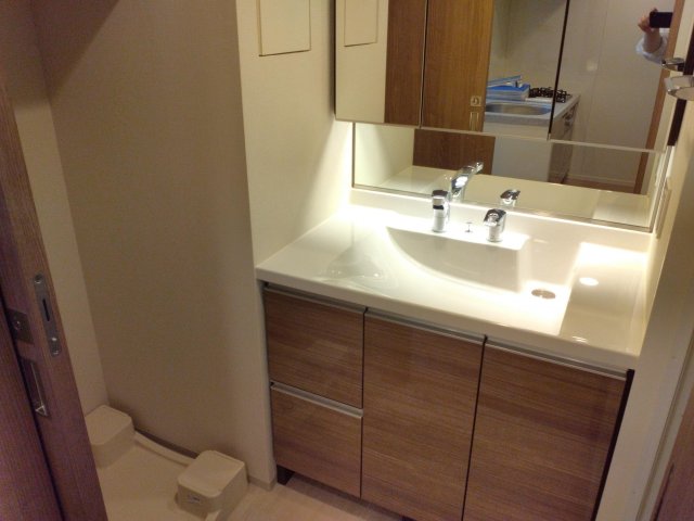 洗面設備　ゆったりとスペースのある洗面所