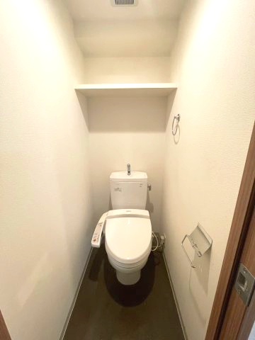 トイレ　イメージとして同建物他部屋を表示しています