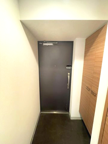 玄関　イメージとして同建物他部屋を表示しています