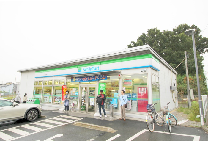 コンビニ　ファミリーマート（コンビニ）まで650m