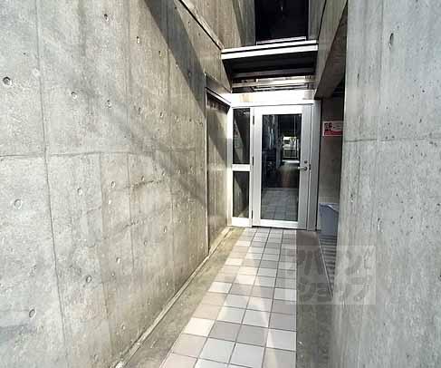 ロビー　エントランスもコンクリート打ちっぱなし