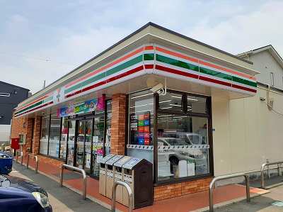 コンビニ　セブンイレブン（コンビニ）まで800m