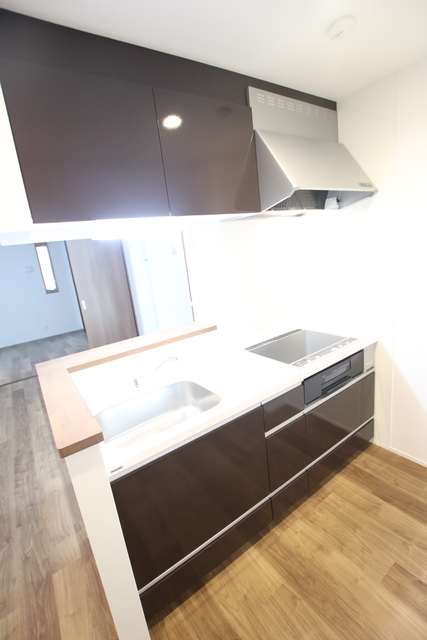 キッチン　★コンロ：２口ＩＨ・１口ラジエントヒーター