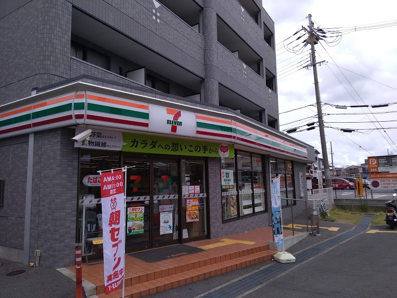 コンビニ　セブンイレブン 門真運転免許試験場前店（コンビニ）まで678m