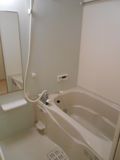 バス・シャワールーム　追焚付浴槽・浴室乾燥機完備・浴室に換気採光窓有り