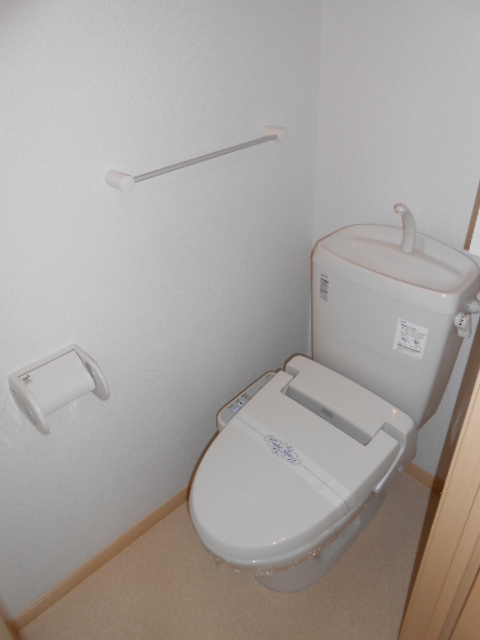 トイレ　温水洗浄便座完備・小物収納棚有り