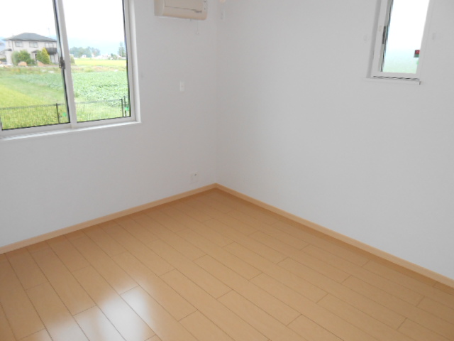 その他部屋・スペース　北側寝室（洋室・６．０畳）・西面に換気採光窓有り