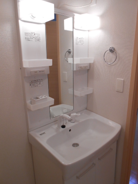 洗面設備　シャワー付洗面化粧台・屋内洗濯機置場完備