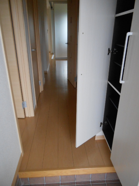 玄関　天井高シューズクローゼット完備・玄関収納庫完備