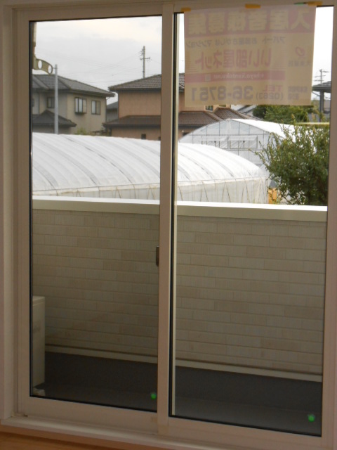 バルコニー　南面ルーフ・ワイドバルコニー（物干し設備有り）