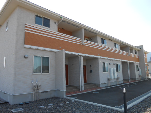 建物外観　建物玄関側（北面）を北東方向より撮影