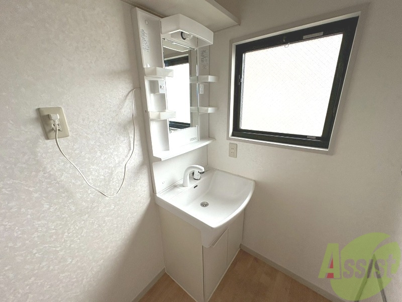 洗面設備　独立洗面台が付いてるので日々の身支度もできますね。