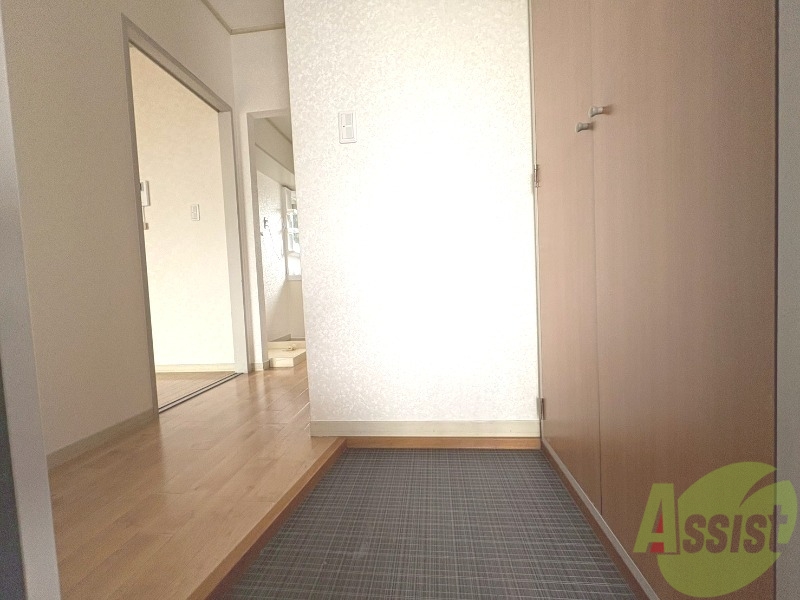 玄関　玄関が広く開放感があり風通しも良いです。