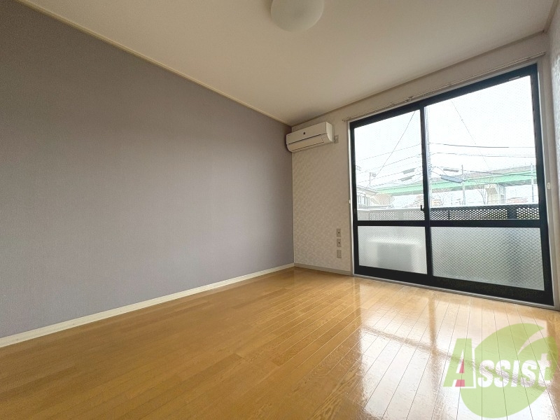 居室・リビング　６．７帖の洋室です。お部屋を広く使えます。