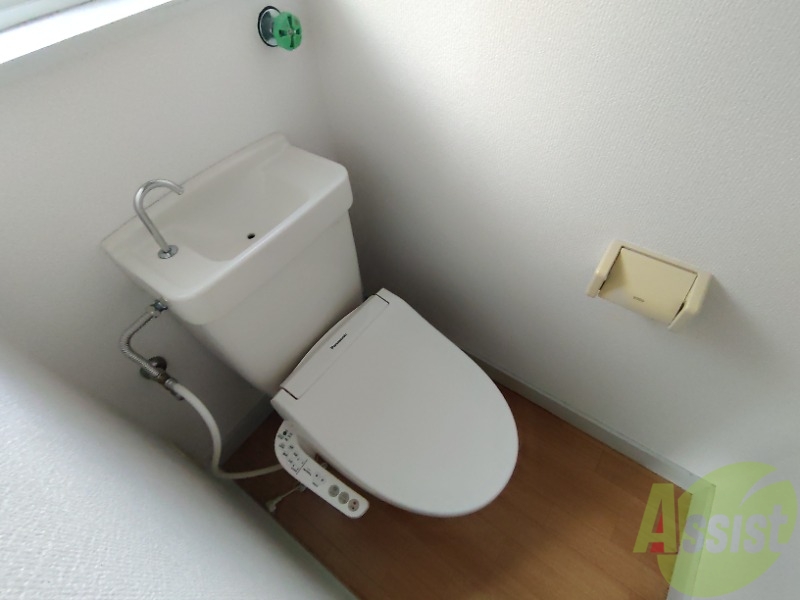 トイレ　温水洗浄付きの便座です。便利で使い勝手がいいですね。