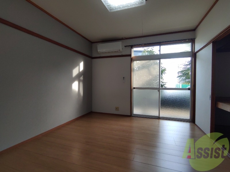 居室・リビング　７帖のリビングは大きな窓のおかげでよく陽が差します