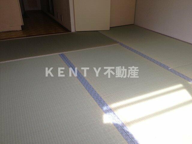 居室・リビング　畳の上でゆっくりとくつろげる和室です