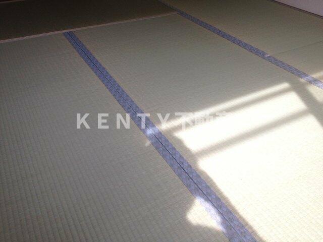 居室・リビング　落ち着いた雰囲気の和室付きです