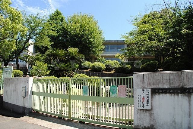 小学校　吹田市千里津雲台小学校（小学校）まで534m