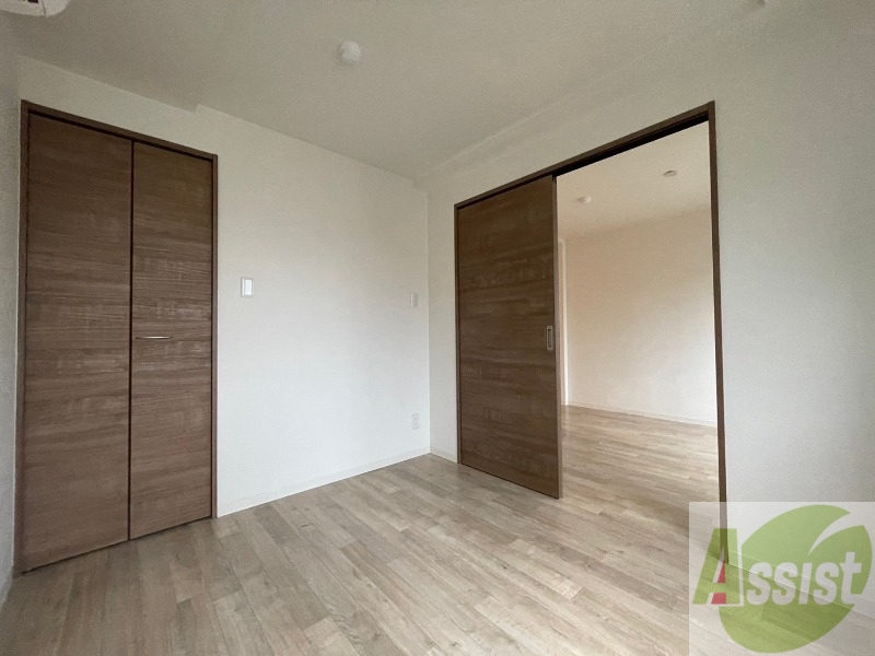 その他部屋・スペース　洋室は白いクロスにブラウンの建具が映えますね！