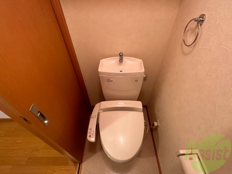 トイレ　トイレは、嬉しいウォシュレット機能付きです。