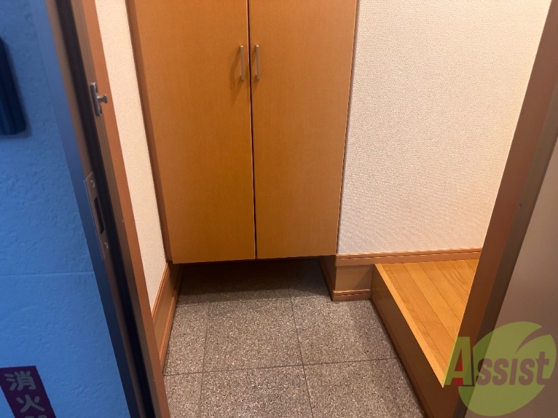 玄関　玄関からは、すぐにお部屋が見えないので安心です。
