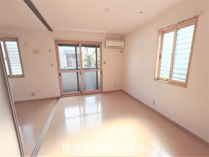 居室・リビング　エアコン完備の明るい室内です。