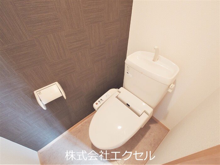 トイレ　温水洗浄便座です。