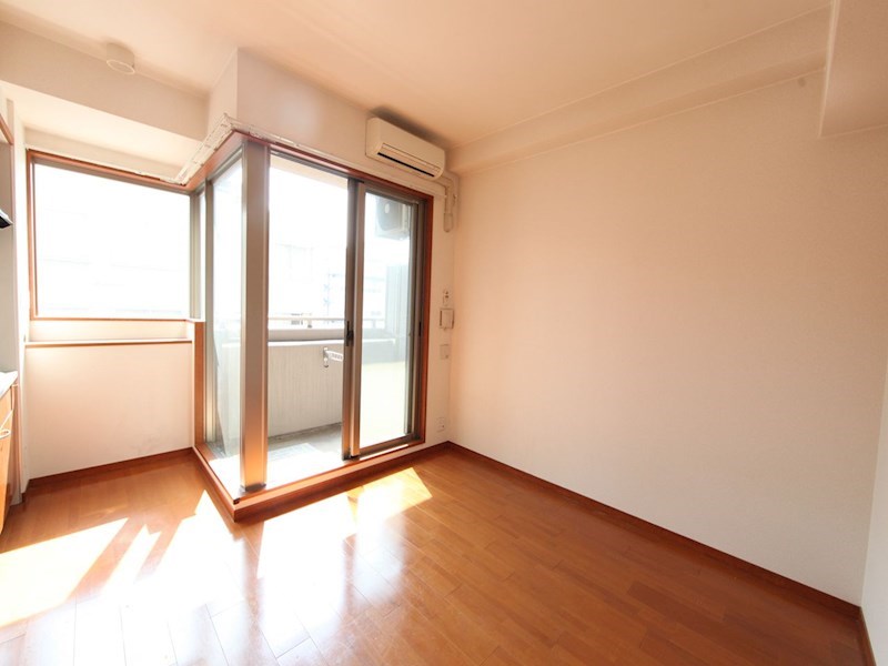 バルコニー　洋室8.6帖　エアコン完備　クローゼット付　バルコニー