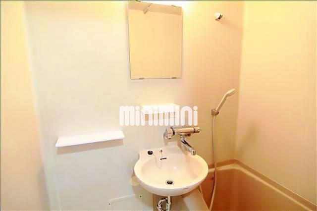 洗面設備　洗面台はお風呂の隣にあります