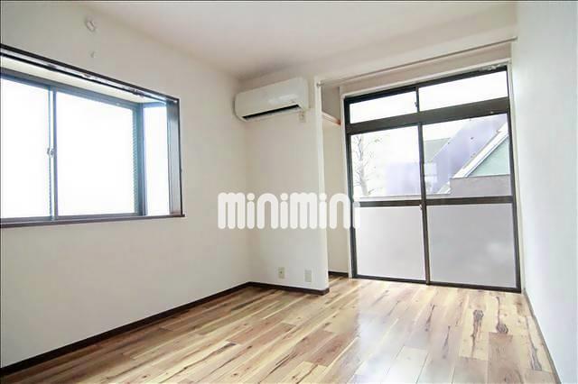 居室・リビング　広々としたお部屋のお写真です