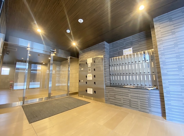 エントランス　ＴＶモニターホン付オートロック・防犯カメラ