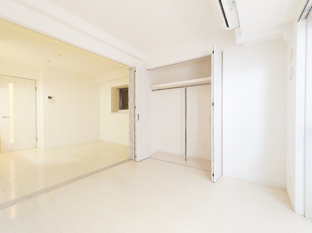 収納　クローゼット収納・フローリング