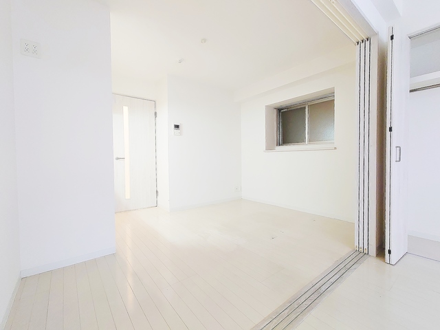 居室・リビング　ホワイトコーデされたＬＤＫ