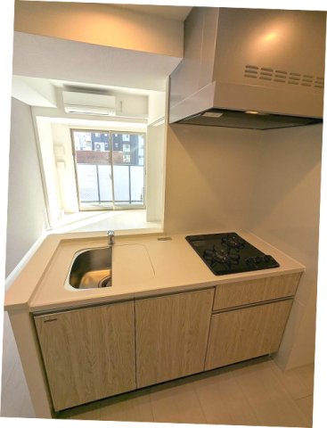 キッチン　ガス2口システムカウンターキッチン、瀟洒でお手入れ楽なガラス