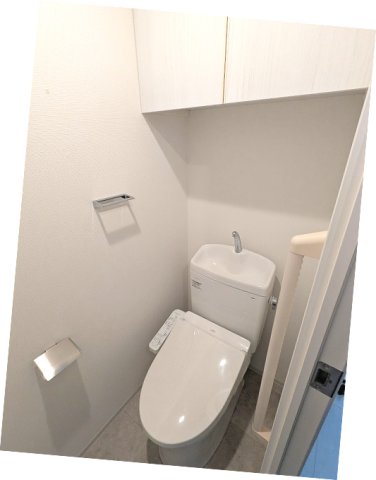 トイレ　洗面室と独立した温水洗浄便座です