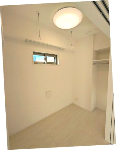 その他共有部分　洋室 フロアによりナチュラルとホワイトの内装 照明付き 角部