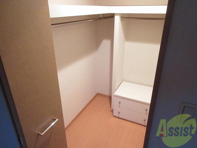 収納　ウォークインクローゼットで収納に便利です。