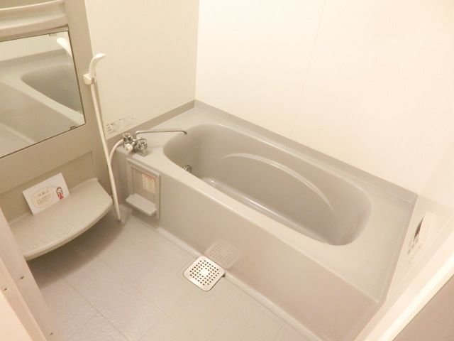 バス・シャワールーム　大きな一坪バスです。