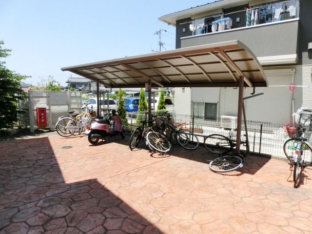 その他共有部分　屋根付きの駐輪場もあります。