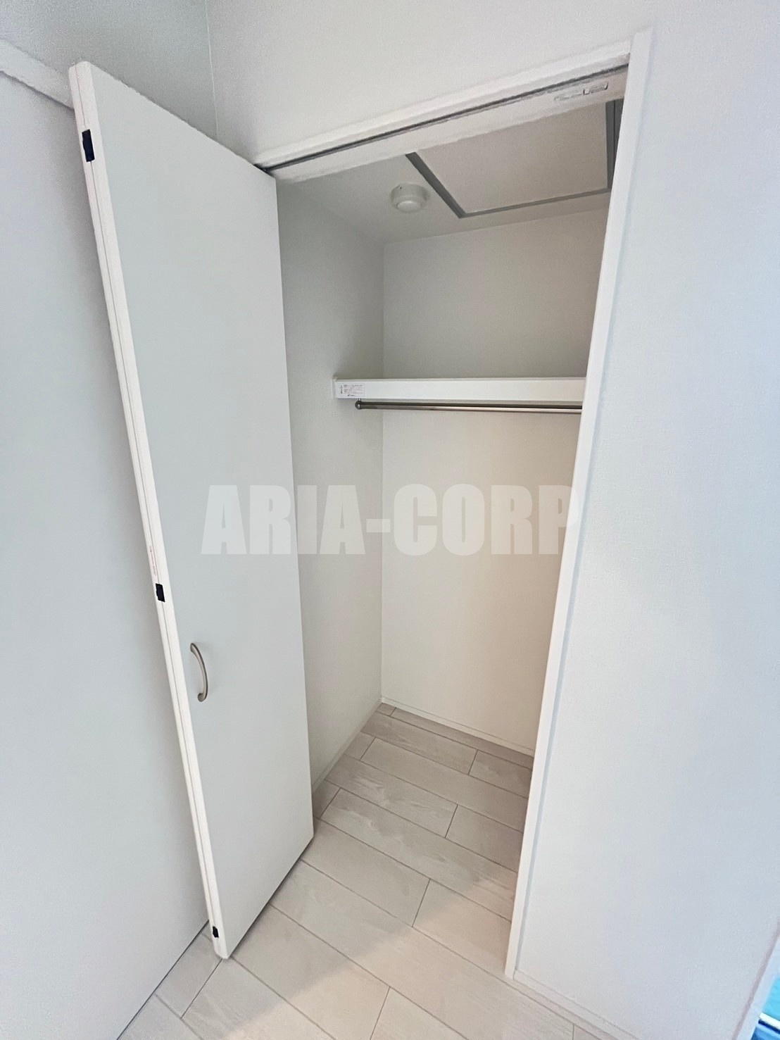 収納　クローゼット。上部には便利な棚がございます！