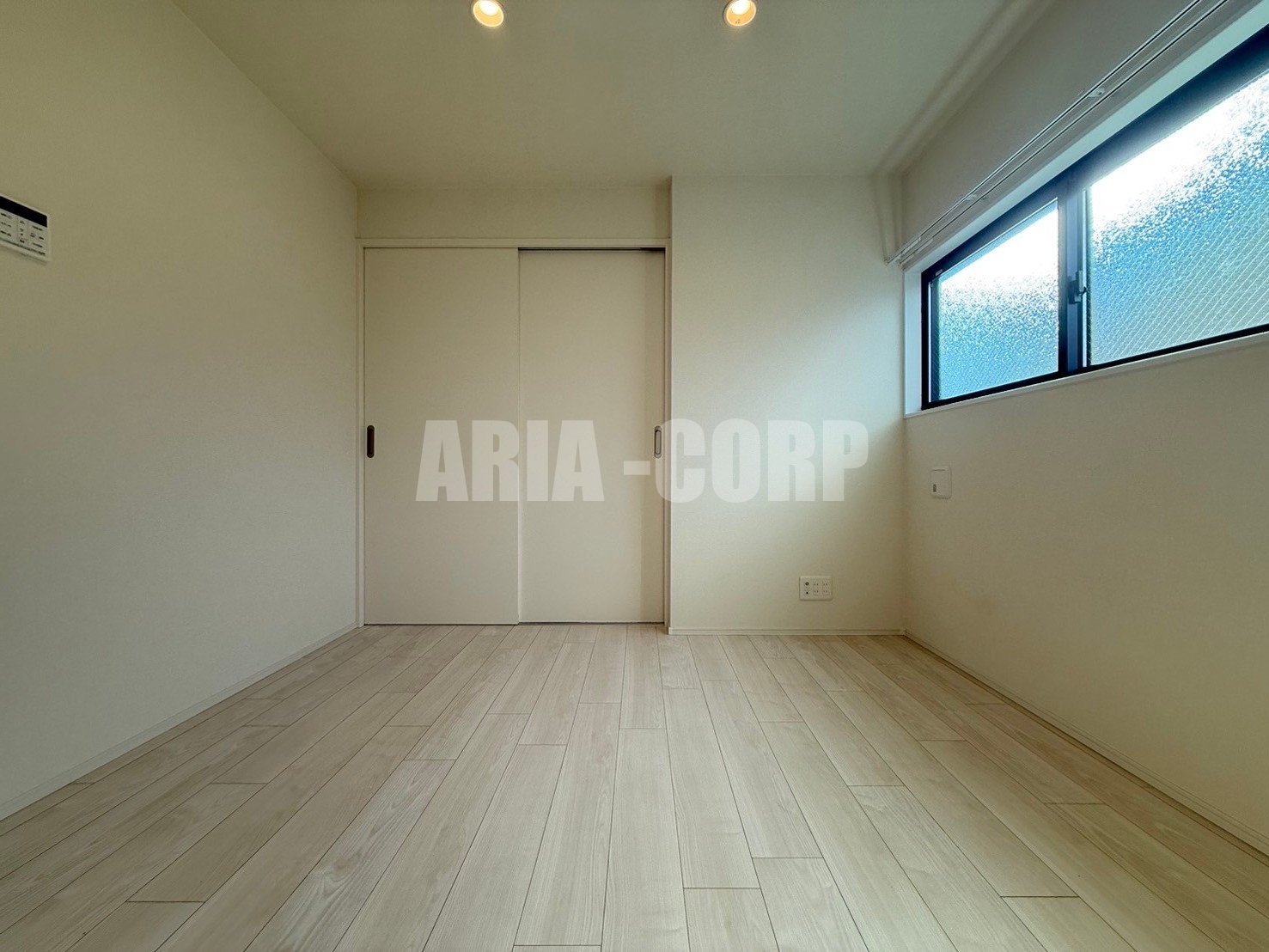 居室・リビング　白を基調としたお洒落なお部屋！奥行きたっぷりの空間です♪