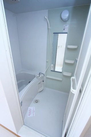 バス・シャワールーム　追い焚き機能付きのお風呂です♪