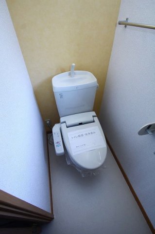 トイレ　嬉しい温水洗浄便座付きです♪