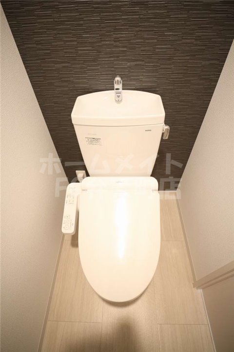 トイレ　落ち着いた色調のトイレです