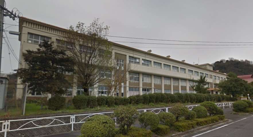 中学校　国府中学校（中学校）まで971m